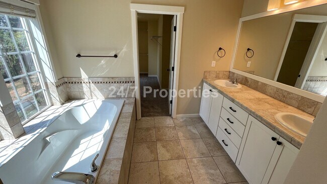Building Photo - Stunning 4 BD | 2.5 BA Craftsman - Milwaukie