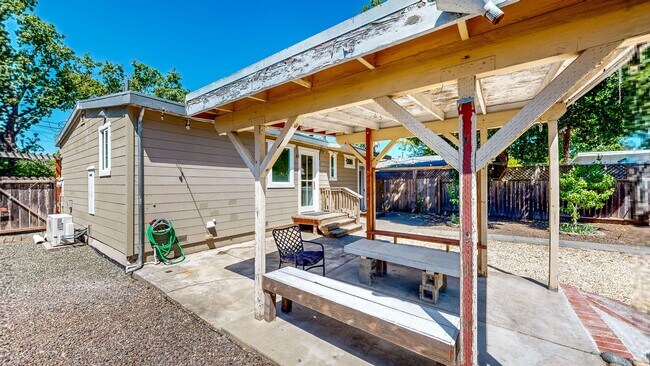 Building Photo - Beautiful 2 Bedroom 2 Bathroom Single Fami...