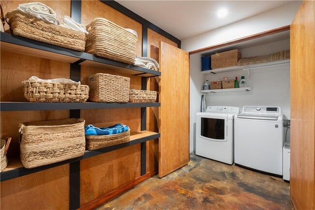 Building Photo - 515 Claire Dr NE