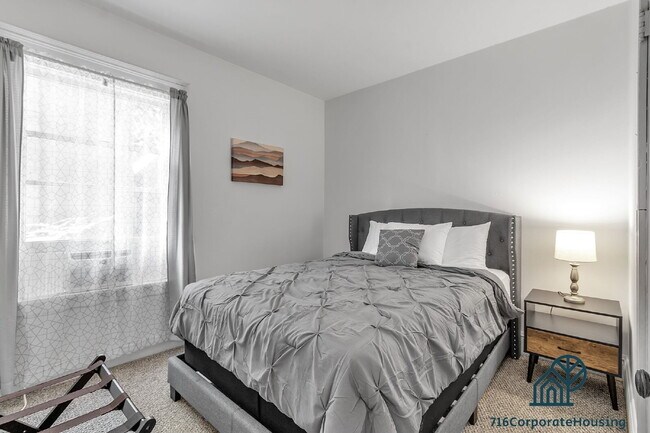 Building Photo - Furnished 3-Bedroom Lower Apartment on Bird Ave