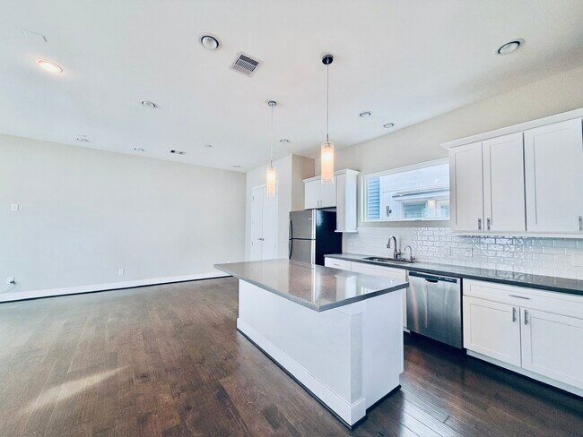 Building Photo - 2632 Bastrop St