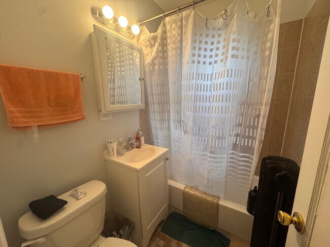 Building Photo - Nice 1 Bed in Quaint Roger's Glenwood District