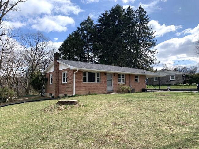 Building Photo - NEW RENT REDUCTION! Charming 3-Bedroom, 1-Bath Single-Family Home