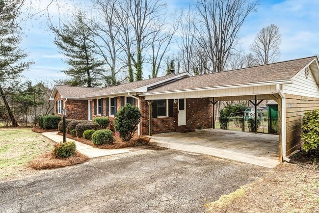 Building Photo - Northern Greensboro, Brick Ranch, Hardwood...