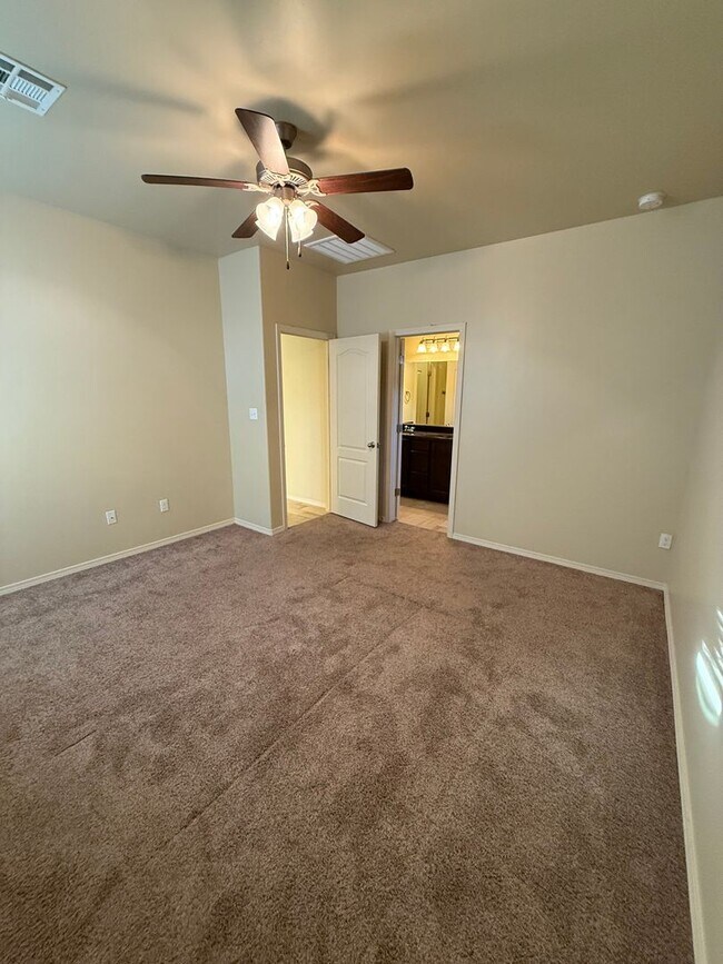 Building Photo - Charming 3BD/2.5BA with Garage in Legends West - Available Now!