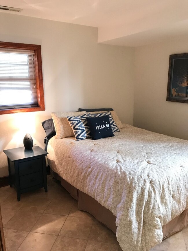 Building Photo - Updated 3 Bed 2 Bath Victorian Style Townhome