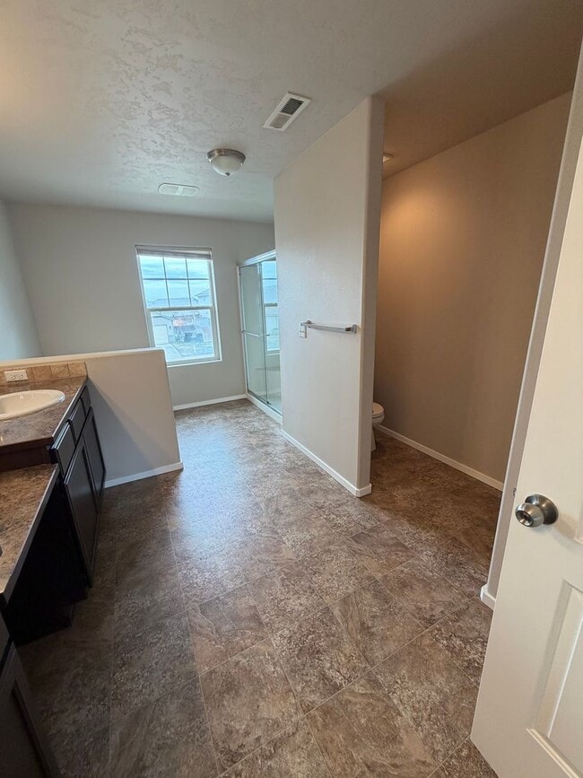 Building Photo - Check out our move in special on this charming Very Spacious 2-Story Home for Rent in Pasco, WA!