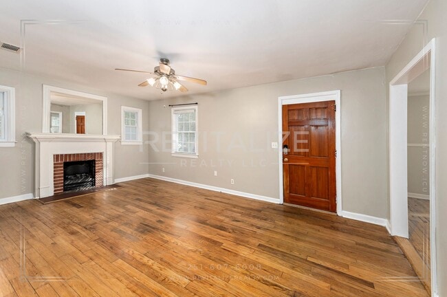 Building Photo - Updated 2 Bed 1 Bath Cottage in Established Neighborhood!