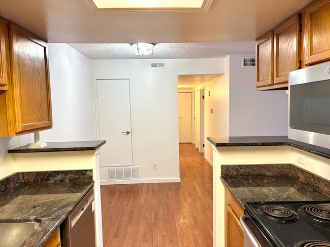 Building Photo - Nicely updated 2bd 2 ba Condo for rent Den...