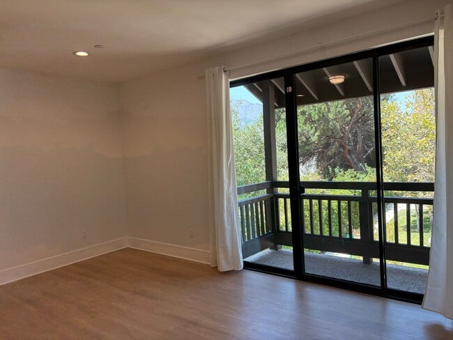 Building Photo - Luxury 3+3 Townhome in prestigious Crescen...