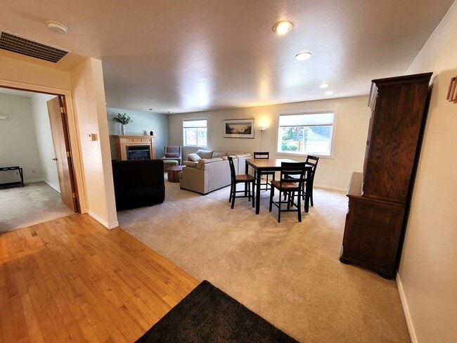 Building Photo - Fully Furnished Cottage 1 Bedroom - Marine Dr