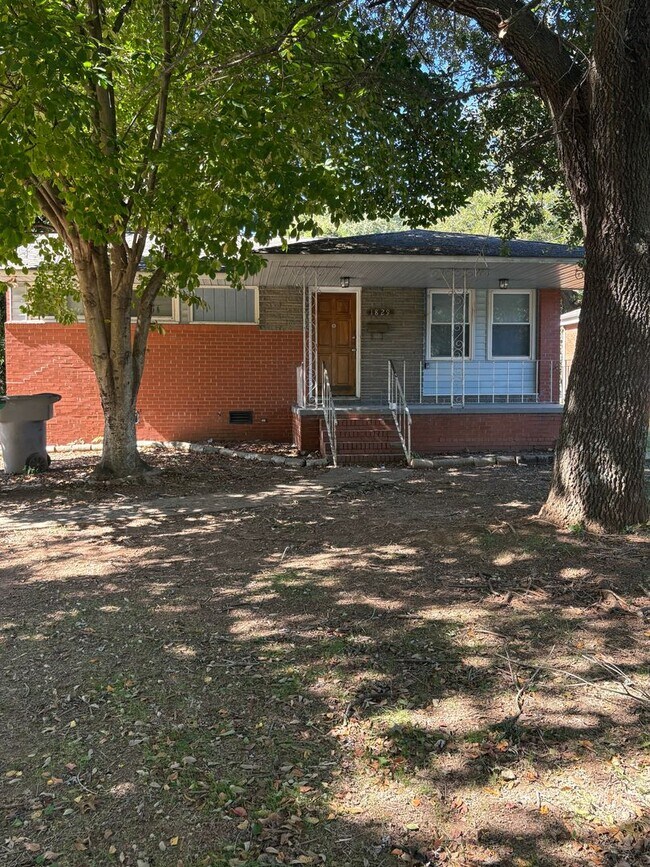 Building Photo - 4 bedroom 2 bath home/ Located in Lincoln ...