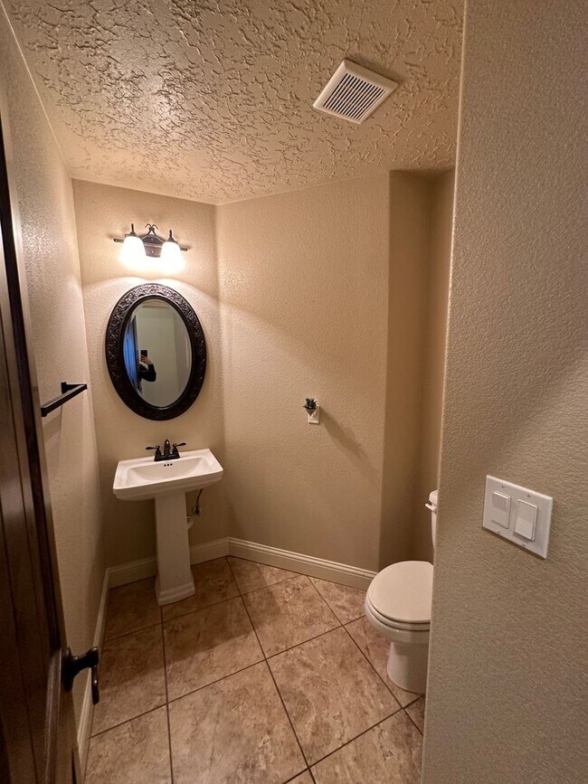 Building Photo - Stunning 4 Bed Home! 3 Car garage ! Mesa School District!
