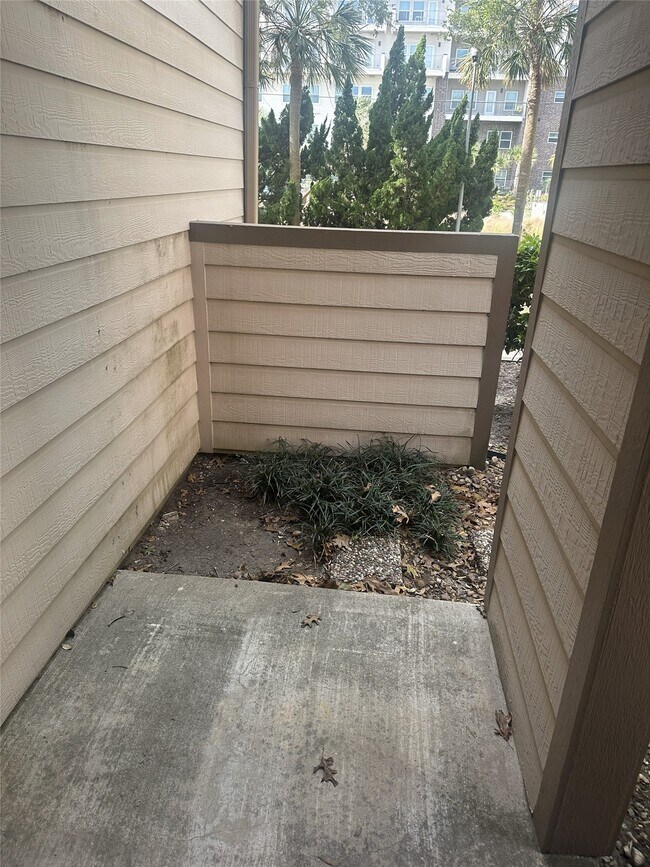 Building Photo - 7009 N Holiday Dr