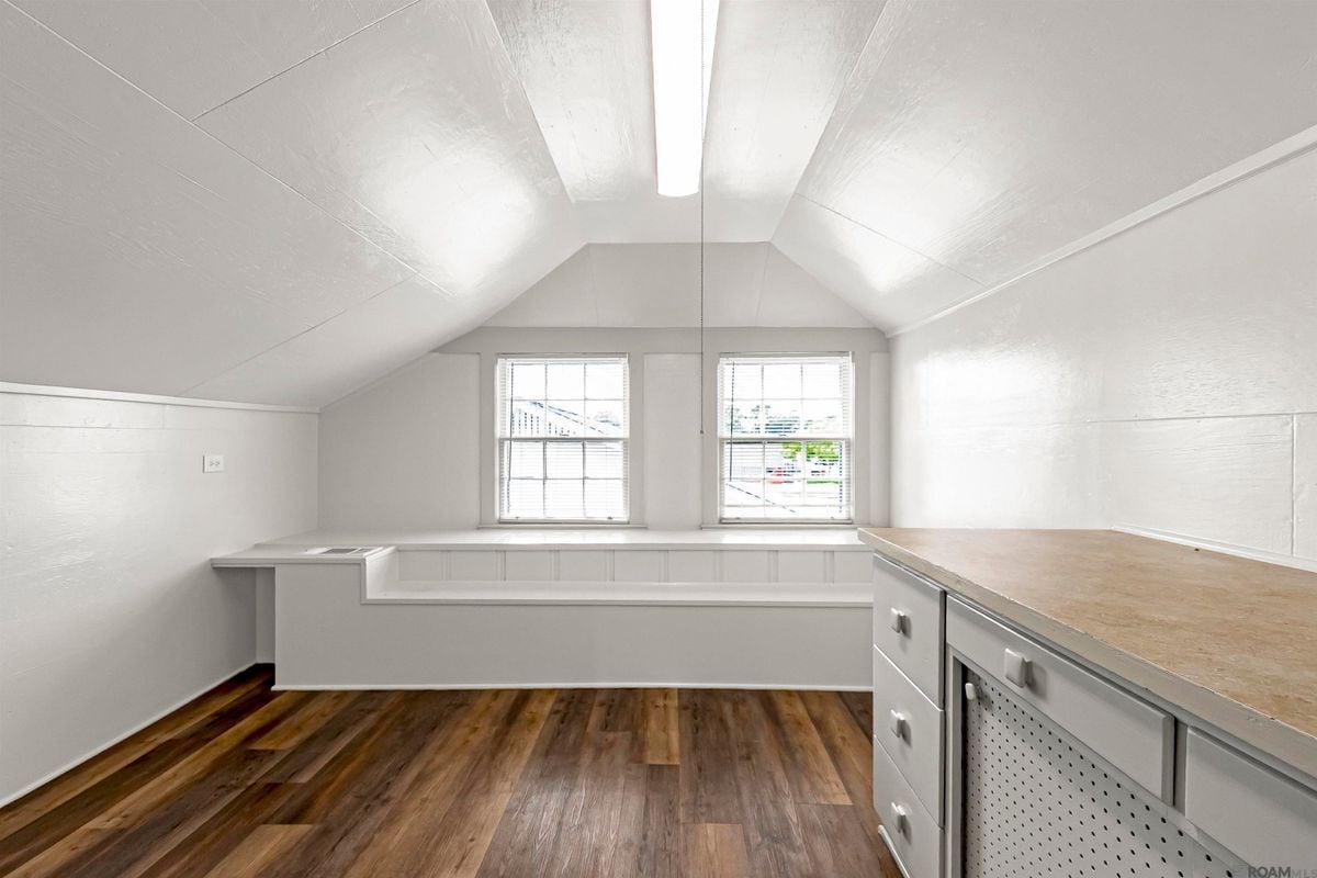 Building Photo - 222 E Sanders St