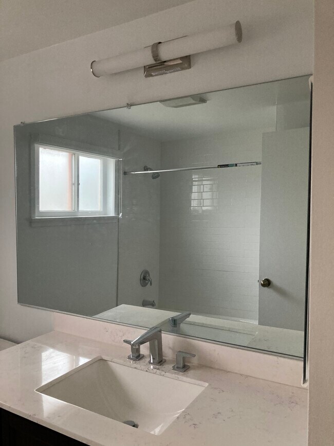 Building Photo - 905 California Ave