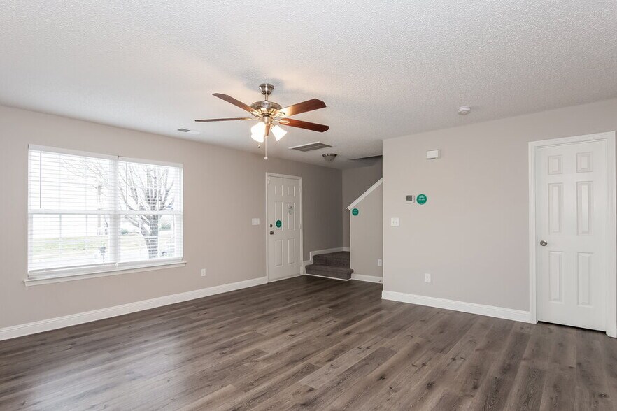 Building Photo - 916 Clover Gap Dr