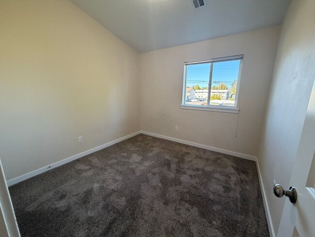 Building Photo - MOVE IN SPECIAL: HALF OFF FIRST MONTH'S RE...