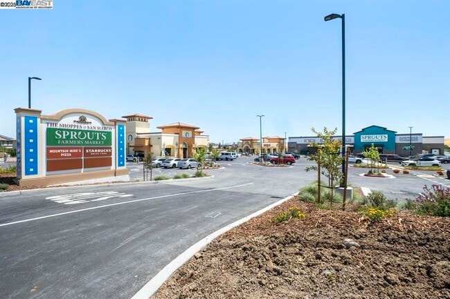Building Photo - 2525 Modena Dr