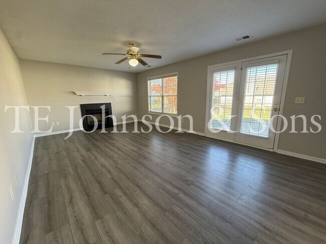 Building Photo - Spacious 4 Bedroom Home with Modern Comfor...