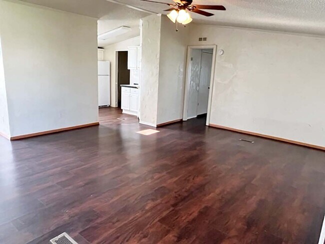 Building Photo - Great 4 Bdrm 2 Bath Manufactured Home in R...