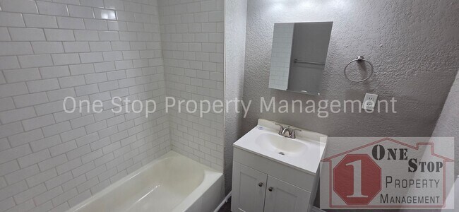 Building Photo - Beautiful 4 Bedroom 2 Bathroom in Kansas City!
