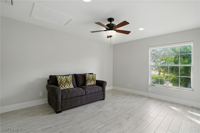 Building Photo - 9624 Crescent Garden Dr
