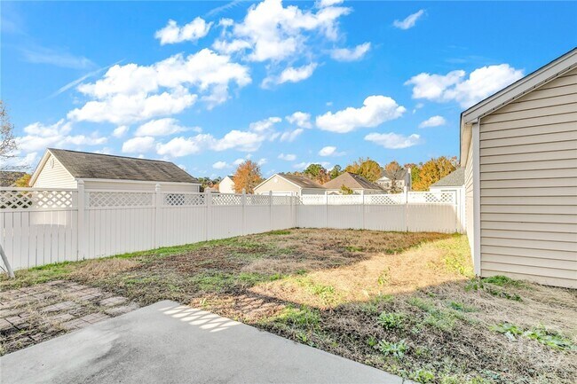 Building Photo - 16 Bushwood Dr