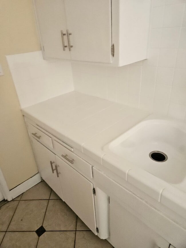 Building Photo - Large 3 Bedroom 2 Bath House