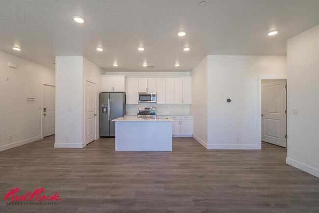 Building Photo - Pet Friendly 2 Bedroom Condo in Desert Color!