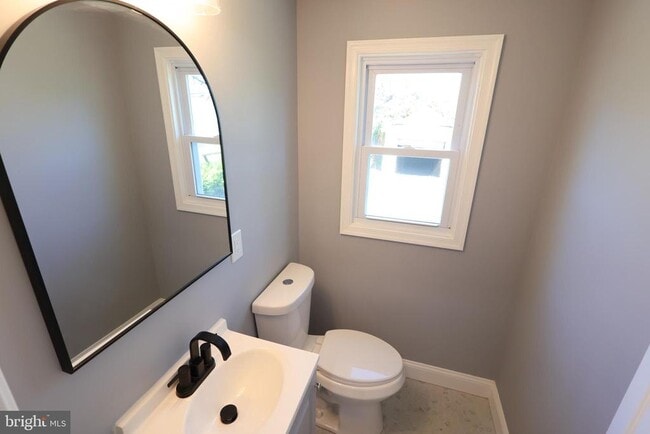 Building Photo - 5110 Kenwood Ave