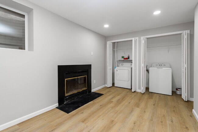 Building Photo - 313 Mews Ct