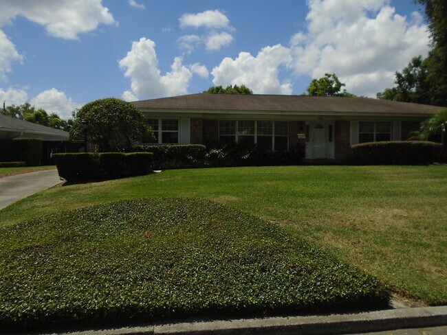 Building Photo - DOMMERICH AREA POOL HOME WITH POOL/LAWN IN...