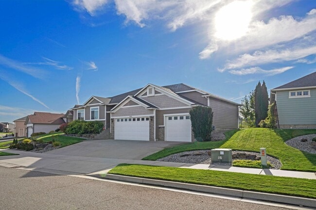 Building Photo - Beautiful 3 bedroom 2 bath Home On The Pla...
