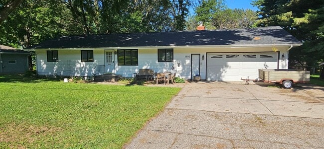 Primary Photo - Large Rambler with 5 bedrooms, 2 baths wit...