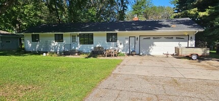 Building Photo - Large Rambler with 5 bedrooms, 2 baths wit...