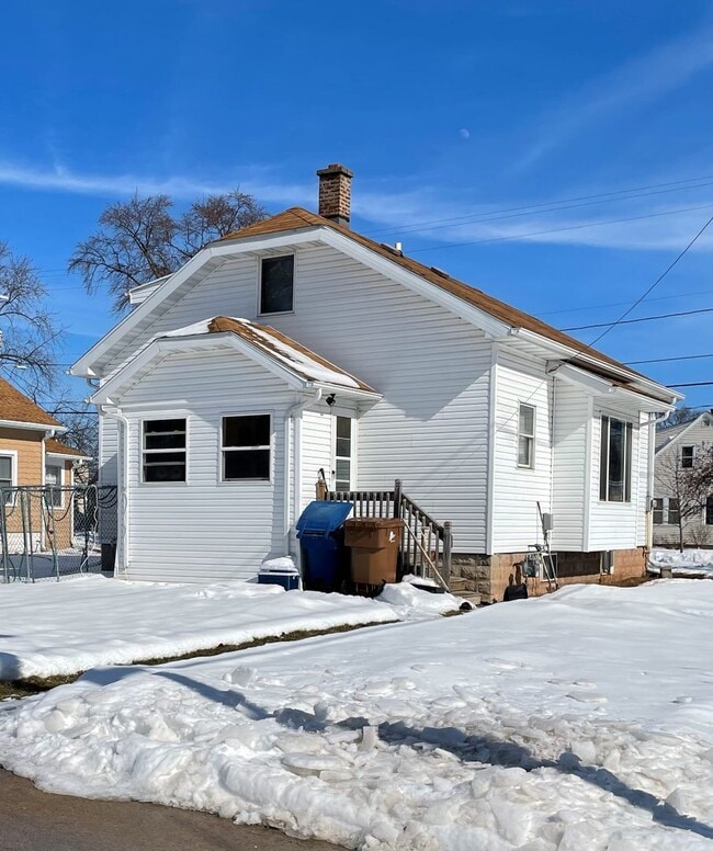 Building Photo - 824 Manitowoc St