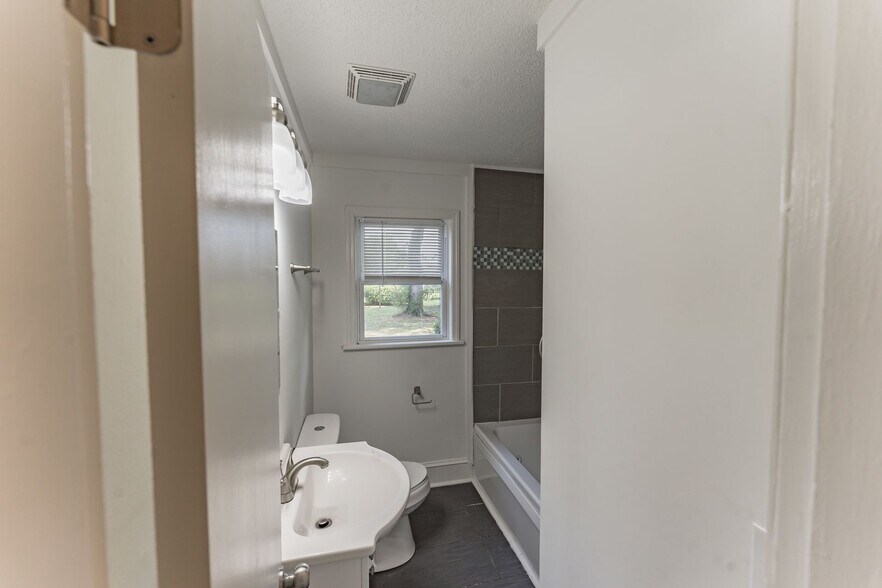 Building Photo - 6619 State Line Rd