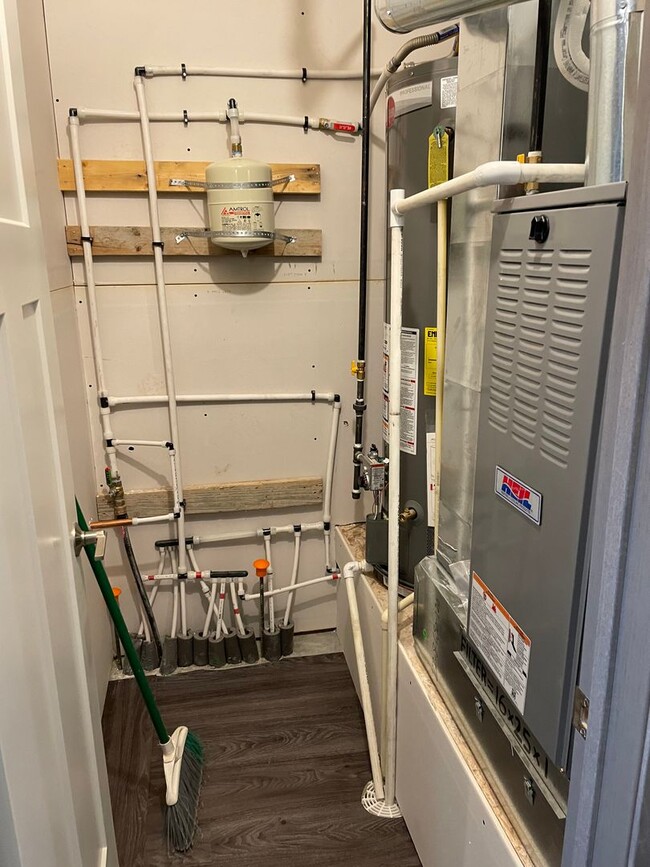 Building Photo - 6322/6324 Absaloka Ln