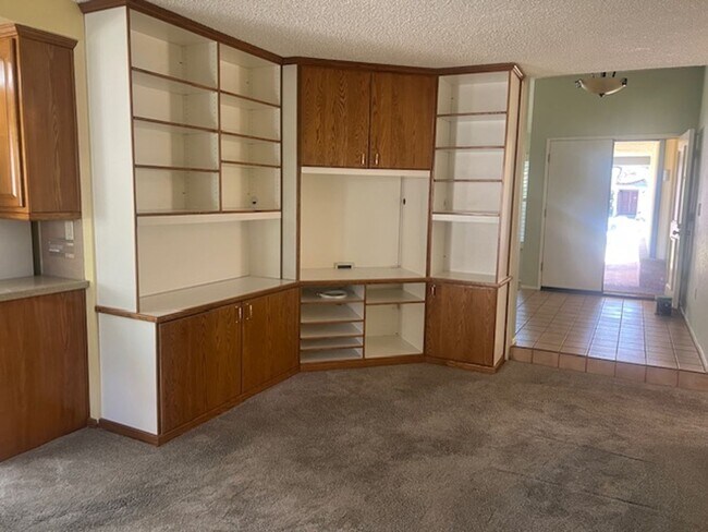 Building Photo - Beautiful 3 Bedroom, 2 Bathroom Sylmar Home! Ready for Move-In!