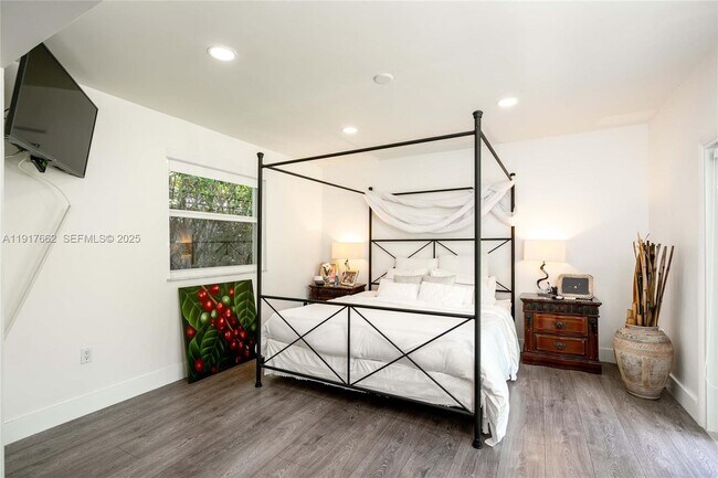 Building Photo - 1360 SW 16th St