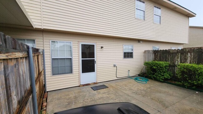 Building Photo - Spacious 2BR Town house in Houma