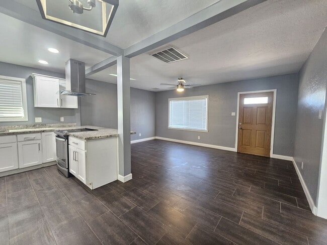 Building Photo - Charming Home 3 bedrooms 1 bath Large Yard.