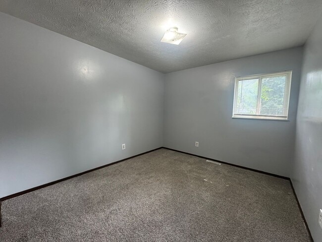 Building Photo - 516 9th Ave