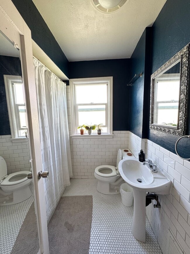 Building Photo - Spacious 2 Bedroom Home with Large Open Kitchen