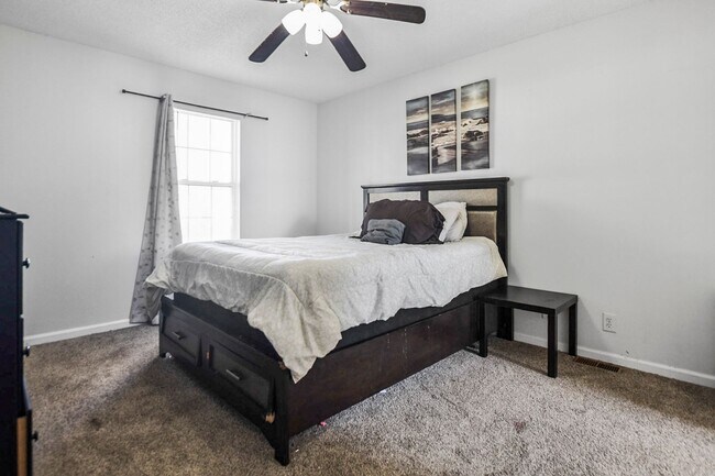 Building Photo - Pet Friendly Three Bedroom!