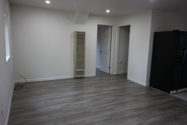 Building Photo - 672 Irwin Ln