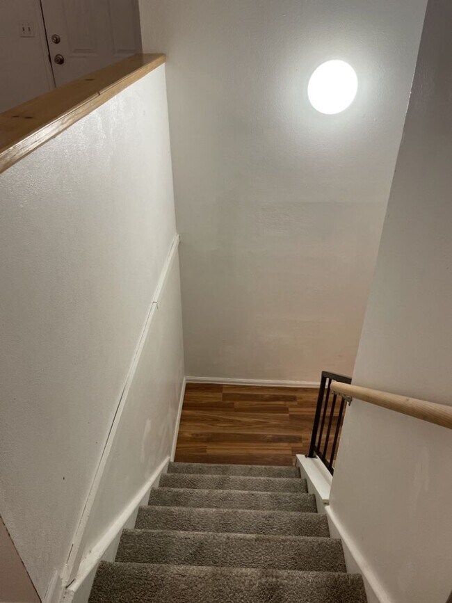 Building Photo - Start a Lease by 4/17 and get $250 off 1st Month!