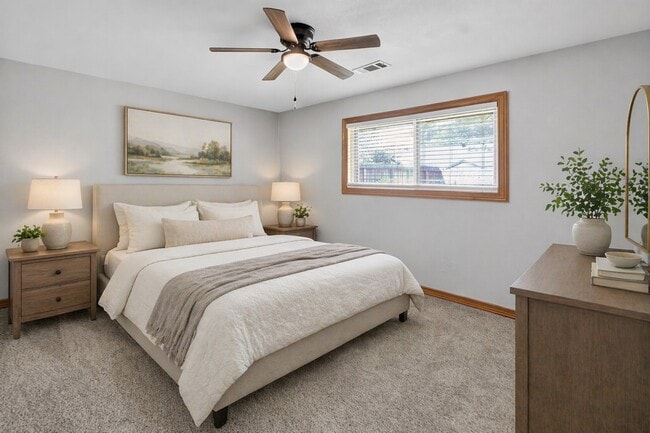 Building Photo - 2027 Ottawa Ln