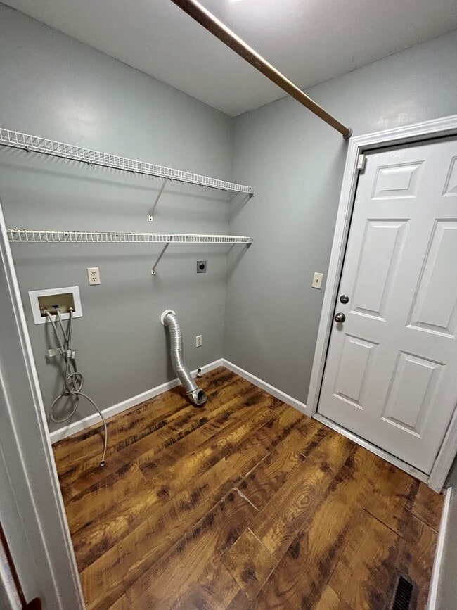 Building Photo - Beautiful 3 level home on a quiet cul-de-sac in Greenbrier Knolls--AVAILABLE NOW!!!!